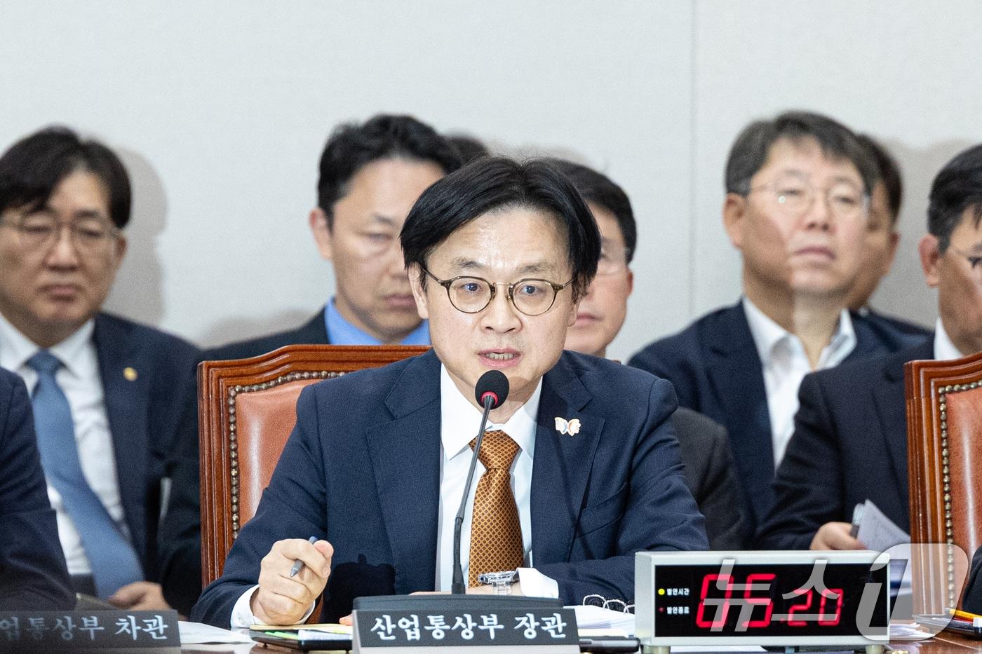 김정관 산업통상부 장관이 24일 서울 여의도 국회에서 열린 산업통상자원중소벤처기업위원회 산업통상부 등에 대한 국정감사에 출석해 의원 질의에 답변하고 있다. 2025.10.24/뉴스1 ⓒ News1 이승배 기자