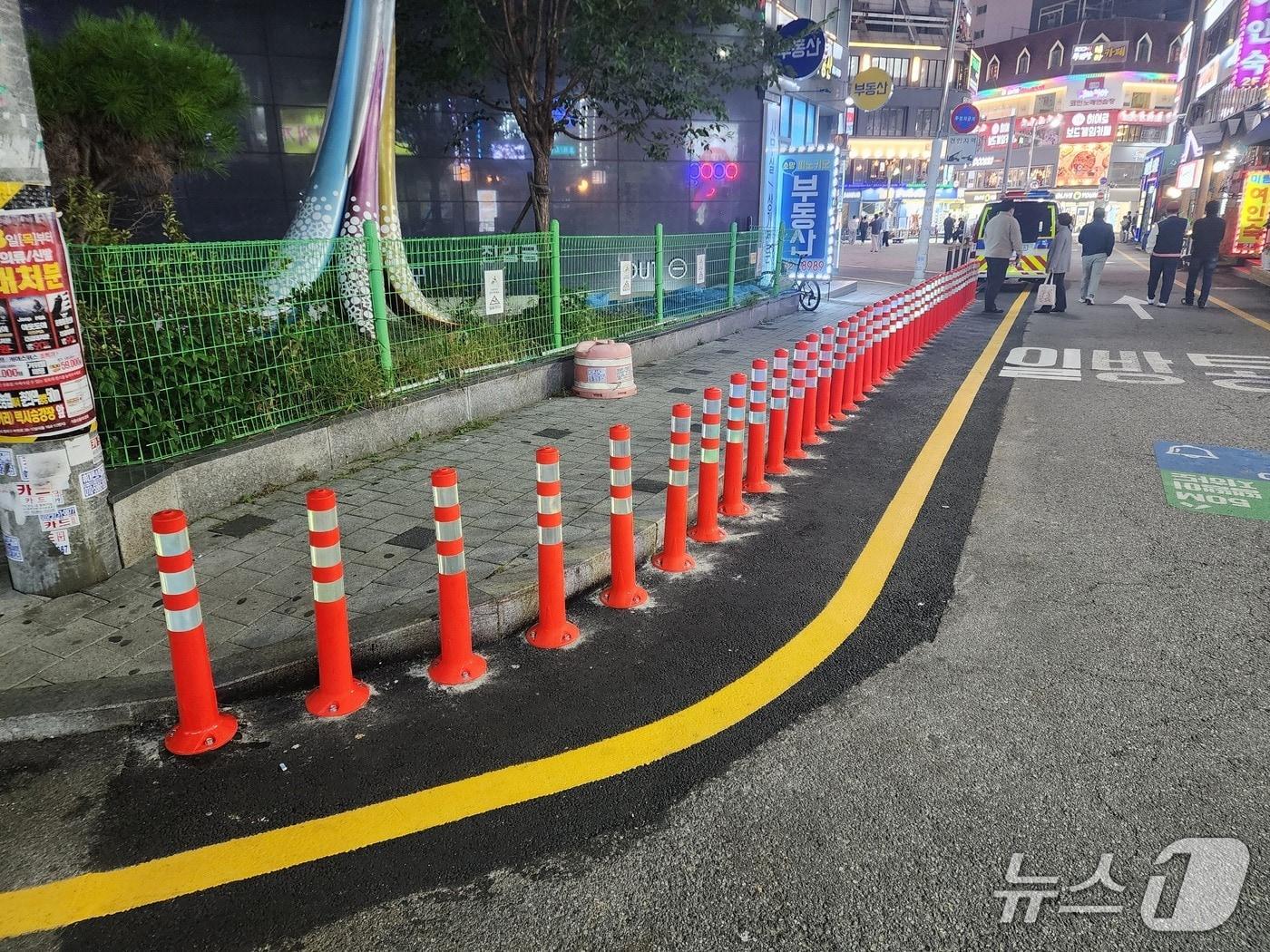 본문 이미지 - 부천역 일대 설치된 시선유도봉(경기 부천시 제공.재판매 및 DB금지)