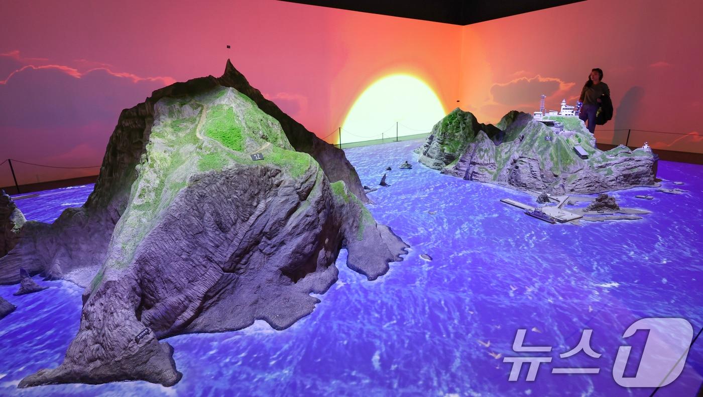 독도의 날을 하루 앞둔 지난 24일 서울 영등포구 타임스퀘어에 마련된 동북아역사재단 독도체험관에 독도 모형이 전시돼 있다. 2025.10.24/뉴스1 ⓒ News1 안은나 기자