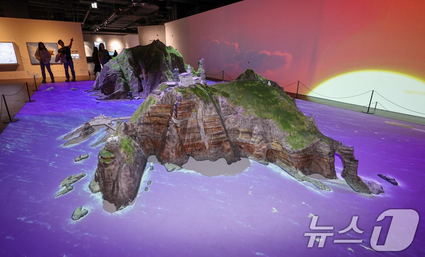 본문 이미지 - 서울 영등포구 타임스퀘어에 마련된 동북아역사재단 독도체험관에 독도 모형이 전시돼 있다. 2025.10.24 ⓒ 뉴스1 안은나 기자