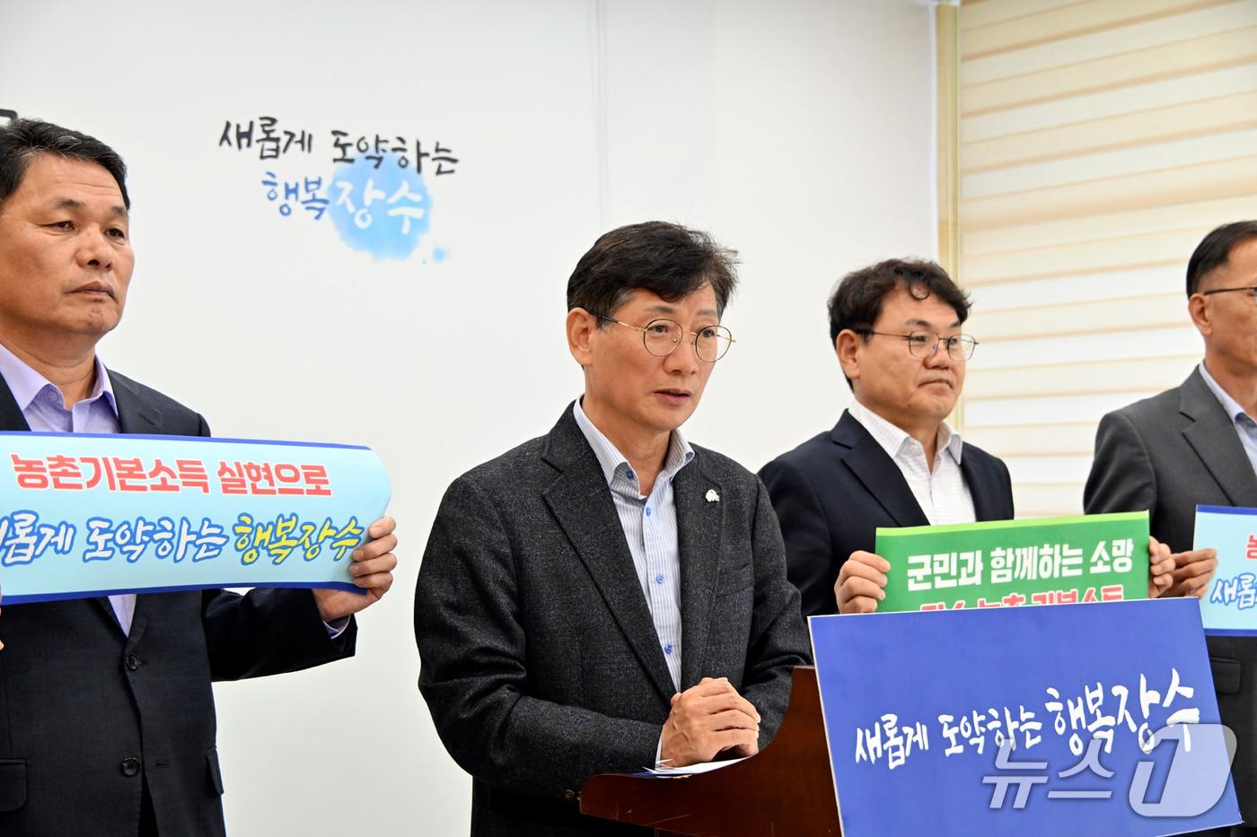 최훈식 전북 장수군수가 24일 기자회견을 열고 농어촌 기본소득 시범사업 대상지 추가 선정을 촉구하고 나섰다.(장수군 제공. 재판매 및 DB금지)2025.10.24/뉴스1