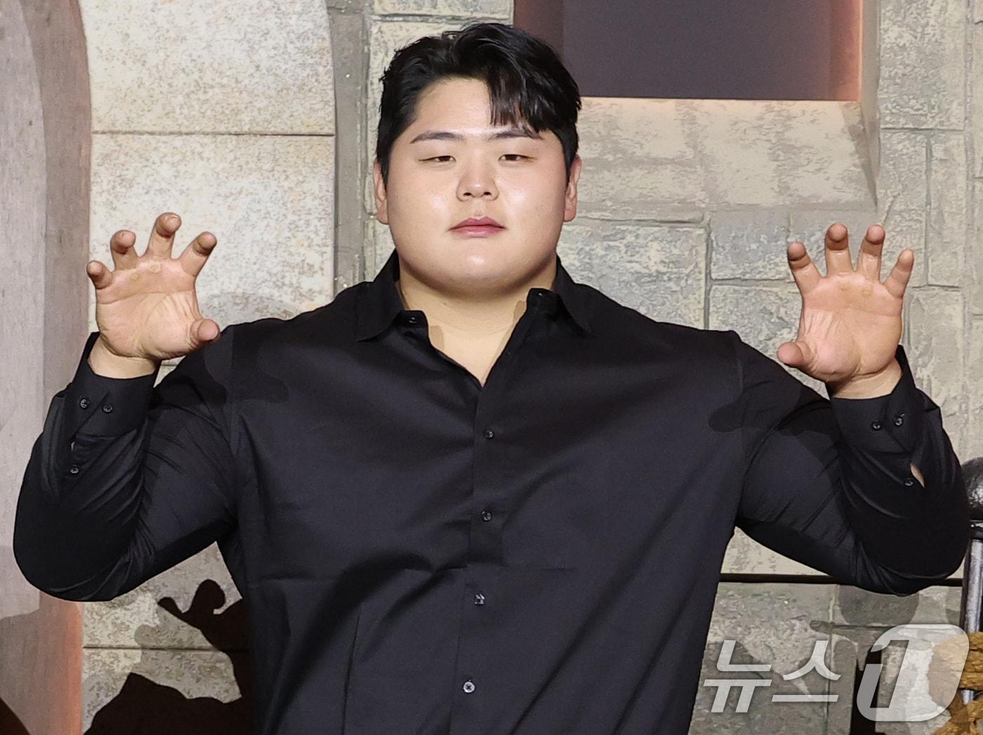 본문 이미지 - 씨름선수 김민재가 24일 서울 강남구 봉은사로 웨스틴 서울 파르나스에서 열린 넷플릭스 서바이벌 예능 ‘피지컬: 아시아’ 제작발표회에 참석해 포즈를 취하고있다. ‘피지컬: 아시아’는 한국, 일본, 태국, 몽골, 튀르키예, 인도네시아, 호주, 필리핀 등 8개국이 국기를 걸고 펼치는 피지컬 전쟁이다. 2025.10.24/뉴스1 ⓒ News1 권현진 기자