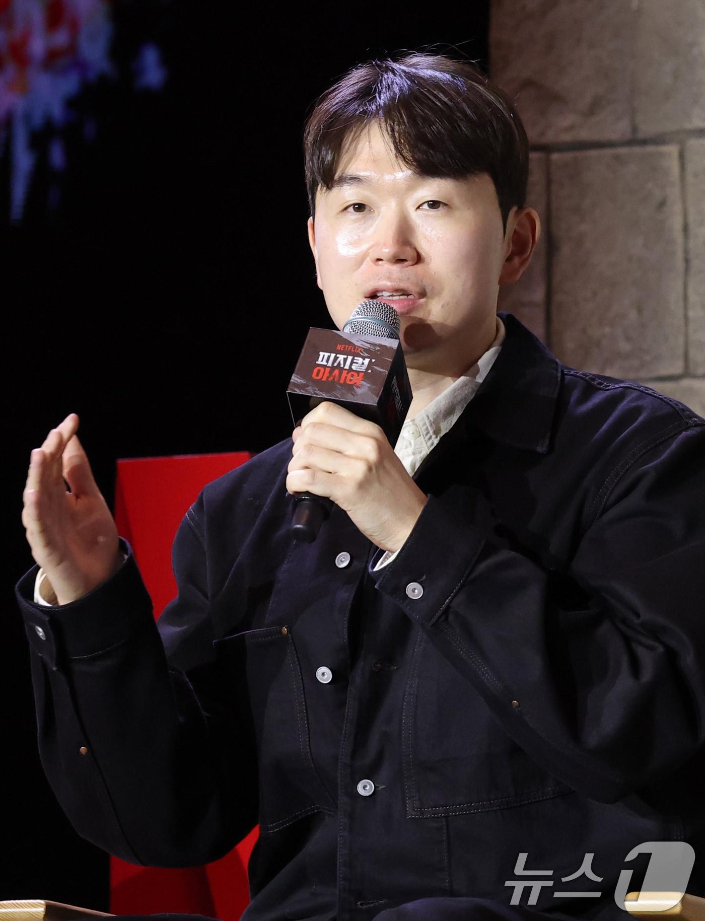 본문 이미지 - 장호기 PD가 24일 서울 강남구 봉은사로 웨스틴 서울 파르나스에서 열린 넷플릭스 서바이벌 예능 ‘피지컬: 아시아’ 제작발표회에 참석해 취재진 질문에 답하고 있다. ‘피지컬: 아시아’는 한국, 일본, 태국, 몽골, 튀르키예, 인도네시아, 호주, 필리핀 등 8개국이 국기를 걸고 펼치는 피지컬 전쟁이다. 2025.10.24/뉴스1 ⓒ News1 권현진 기자