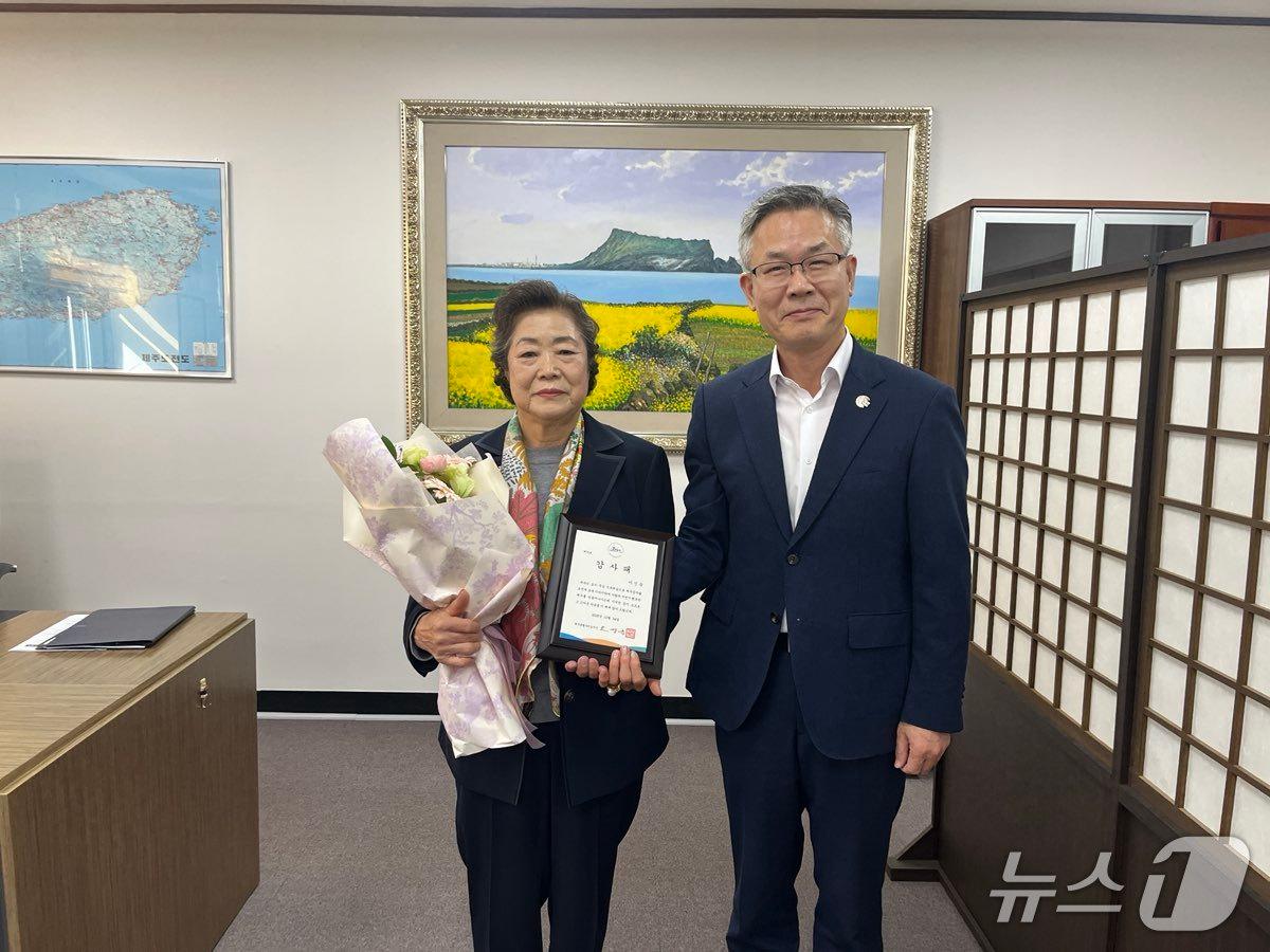 본문 이미지 - 곶자왈 사유지를 기부한 이신숙씨와 진명기 도 행정부지사(제주도 제공. 재판매 및 DB금지)/뉴스1