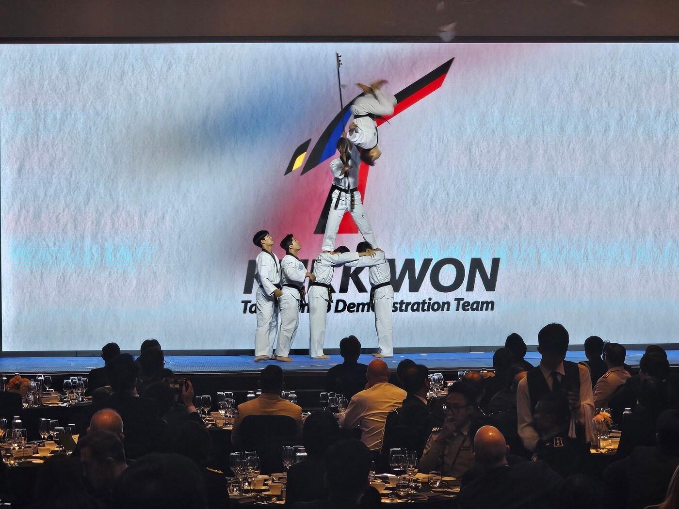 본문 이미지 - 국기원 태권도시범단이 '제5회 국제경찰청장회의'에서 시범공연을 펼쳤다. (국기원 제공)