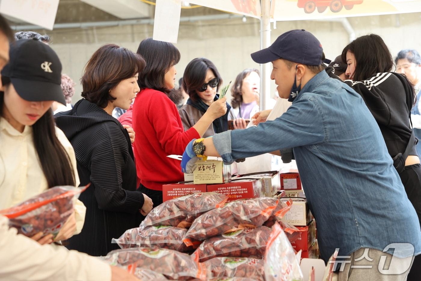 보은대추축제 판매장을 찾은 관광객들이 대추를 구입하고 있다. &#40;보은군 제공. 재판매 및 DB금지&#41; /뉴스1