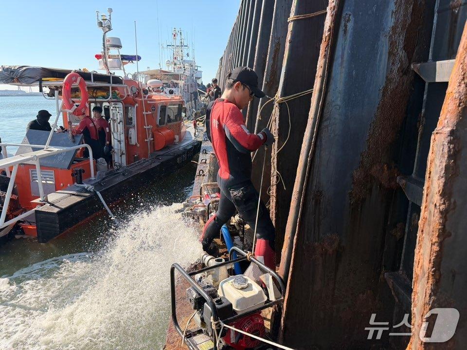 본문 이미지 - 24일 오후 12시 23분께 전북 군산시 군산항 6부두 인근에서 3023톤급 화물 운반선이 침수돼 군산해경이 배수작업을 실시하고 있다.&#40;군산해경 제공. 재판매 및 DB 금지&#41;