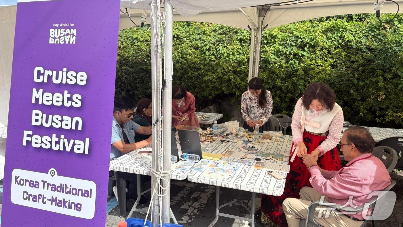 감천문화마을 골목축제 연계 '크루즈 기항관광 프로그램' 운영현장 모습.(부산관광공사 제공. 재판매 및 DB금지)