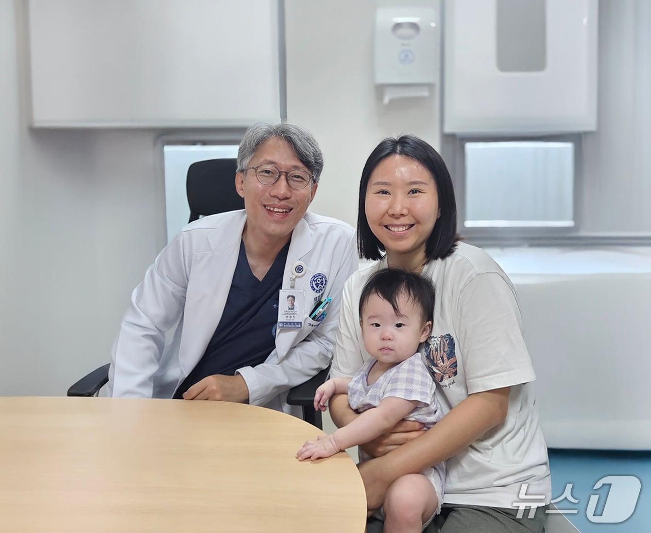 본문 이미지 - 지난 2020년 자궁경부절제술을 받고 최근 건강하게 출산한 A씨(오른쪽)와 딸이 산부인과 어경진 교수와 함께 진료실에서 기념사진을 찍었다.(연세대학교 용인세브란스병원 제공)