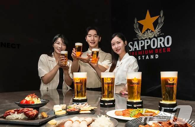본문 이미지 - 삿포로맥주는 지난 7월 1년 365일 내내 삿포로 프리미엄 맥주만을 즐길 수 있는 &#39;삿포로 프리미엄 비어스탠드&#39; 매장을 서울 성수동에 오픈했다. 사진은 서울 성동구 &#39;삿포로 프리미엄 비어스탠드&#39; 매장에서 모델들이 포즈를 취하고 있는 모습. &#40;삿포로맥주 제공&#41;