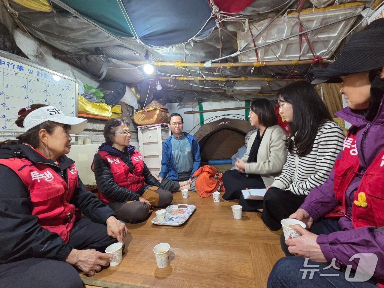 본문 이미지 - 고용노동부, 김태선 의원실, 울산과학대 청소노동자, 울산과학대 관계자 등은 23일 울과대 앞 천막에서 천막농성 사태 해결을 위한 첫 공식 노사 상견례를 가졌다.&#40;김태선 의원실 제공. 재판매 및 DB금지&#41;/뉴스1