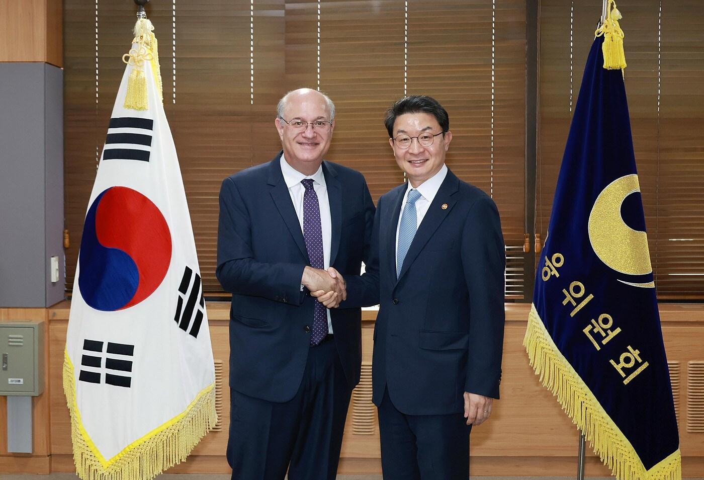 본문 이미지 - 이억원 금융위원장이 24일 오후 서울 종로구 정부서울청사에서 미주개발은행(IDB) 일랑 고우드파잉 총재(President Ilan Goldfain)와 면담을 통해 디지털금융, 녹색·지속가능 금융, 금융 AI 등 미래지향 분야 한국-중남미 금융협력 강화에 대해 논의했다(금융위 제공).