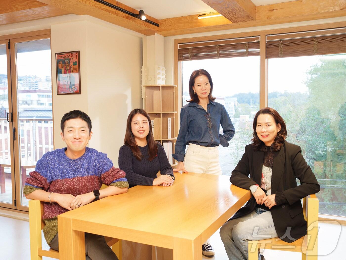 본문 이미지 - 서울에서 '민간 외교관'을 자처하며 공유숙박을 운영하는 사람들. 왼쪽부터 김동현 씨, 서혜원 씨, 임윤정 씨, 김미애 씨ⓒ News1 윤슬빈 관광전문기자