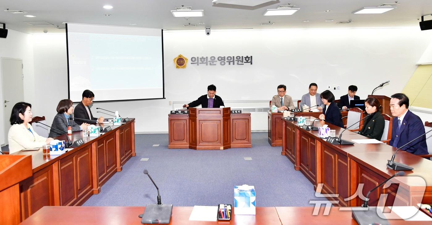 광주시의회 &#39;광주교통공사 사장 인사청문특별위원회&#39;가 24일 위원장과 부위원장을 선임하고 있다.&#40;광주시의회 제공. 재판매 및 DB 금지&#41; 