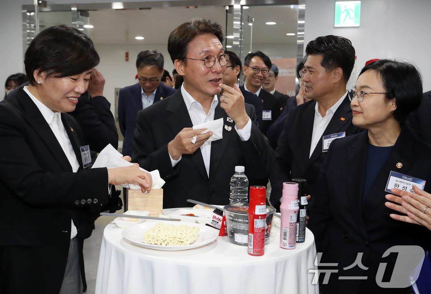 김민석 국무총리가 24일 오후 경남 밀양 부북면 삼양식품 밀양공장을 방문해 불닭볶음면을 시식하고 있다. 2025.10.24/뉴스1 ⓒ News1 윤일지 기자