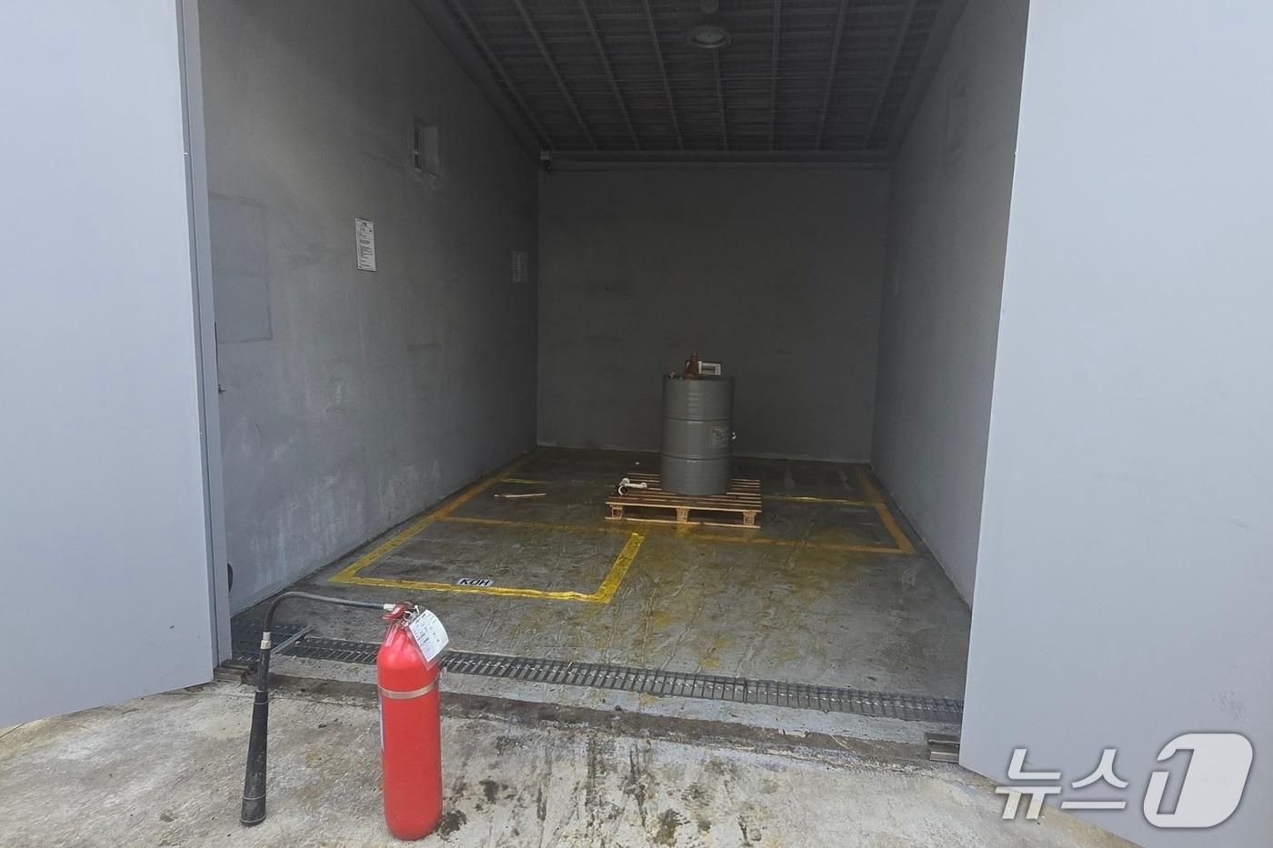 본문 이미지 -  음성 금왕테크노 산단 화학물질 유출 현장.(음성소방서 제공. 재판매 및 DB금지)/뉴스1