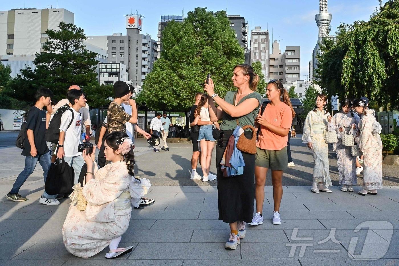 일본 도쿄 센소지 신사를 방문한 외국인 관광객들이 사진을 촬영하고 있다. 2025.9.16./뉴스1 ⓒ AFP=뉴스1 ⓒ News1 이창규 기자