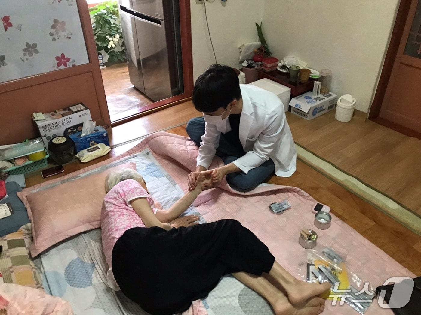 본문 이미지 - 의료인이 주민을 살펴보고 있다.(부산 서구 제공. 재판매 및 DB금지)