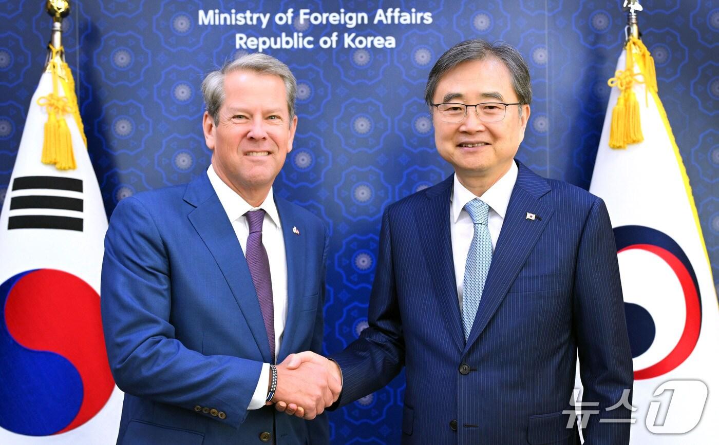 조현 외교부 장관이 24일 오전 방한 중인 브라이언 켐프 미국 조지아주 주지사와 만나 한-조지아 간 경제협력 확대와 우리 기업인·전문 인력의 원활한 비자 발급·입국 보장 방안을 논의했다. 2025.10.24. (외교부 제공) 