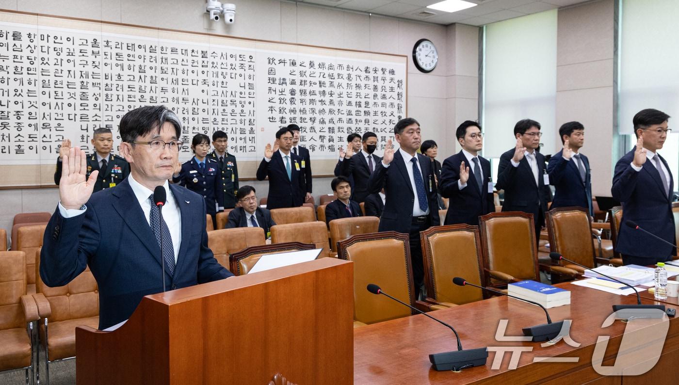 오동운 공수처장이 24일 서울 여의도 국회에서 열린 법제사법위원회 고위공직자범죄수사처 등에 대한 국정감사에 출석해 증인선서하고 있다. 2025.10.24/뉴스1 ⓒ News1 이승배 기자