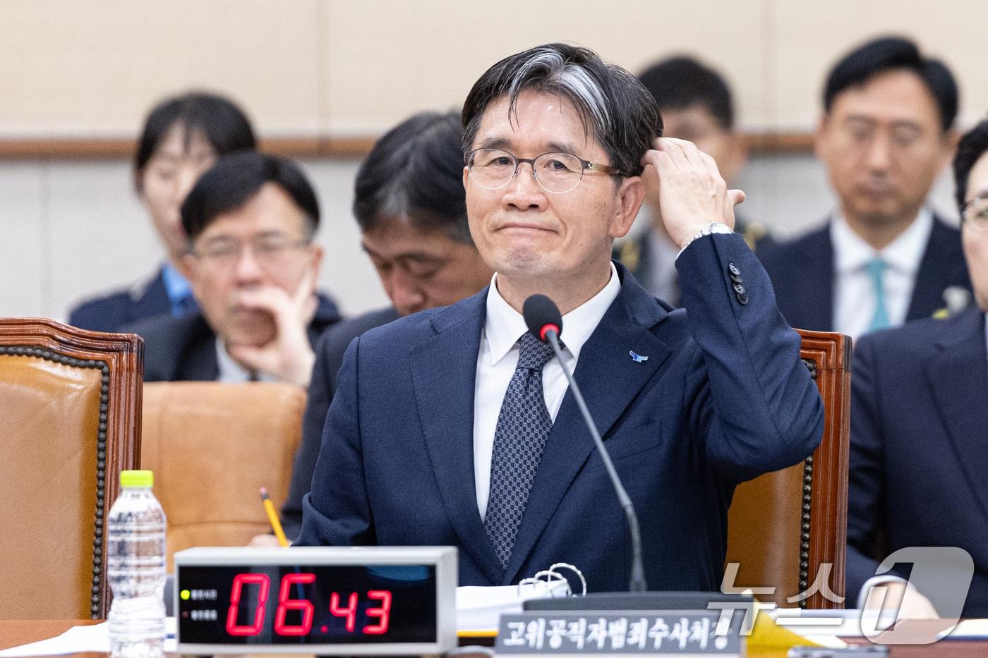 오동운 공수처장이 24일 서울 여의도 국회에서 열린 법제사법위원회 고위공직자범죄수사처 등에 대한 국정감사에 출석해 머리를 만지고 있다. 2025.10.24/뉴스1 ⓒ News1 이승배 기자