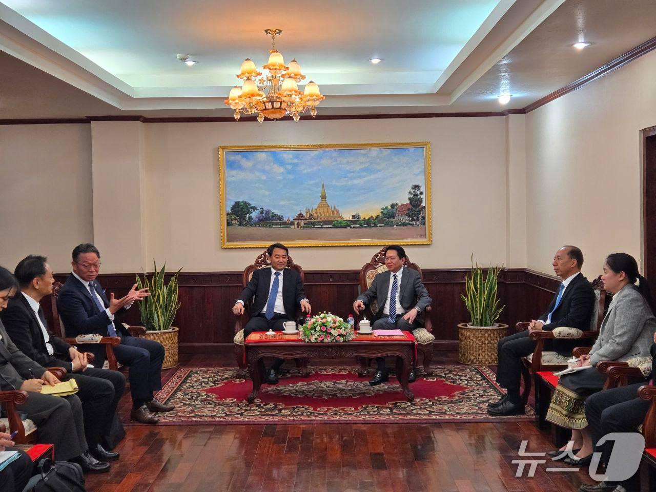 본문 이미지 - 정기홍 외교부 재외국민보호 정부대표와 박우현 경찰청 과학수사심의관 등이 이끄는 정부합동대표단은 동남아 지역 초국경범죄 예방 협력을 위한 협의를 위해 23~24일 일정으로 라오스를 방문했다. 2025.10.24. (외교부 제공)