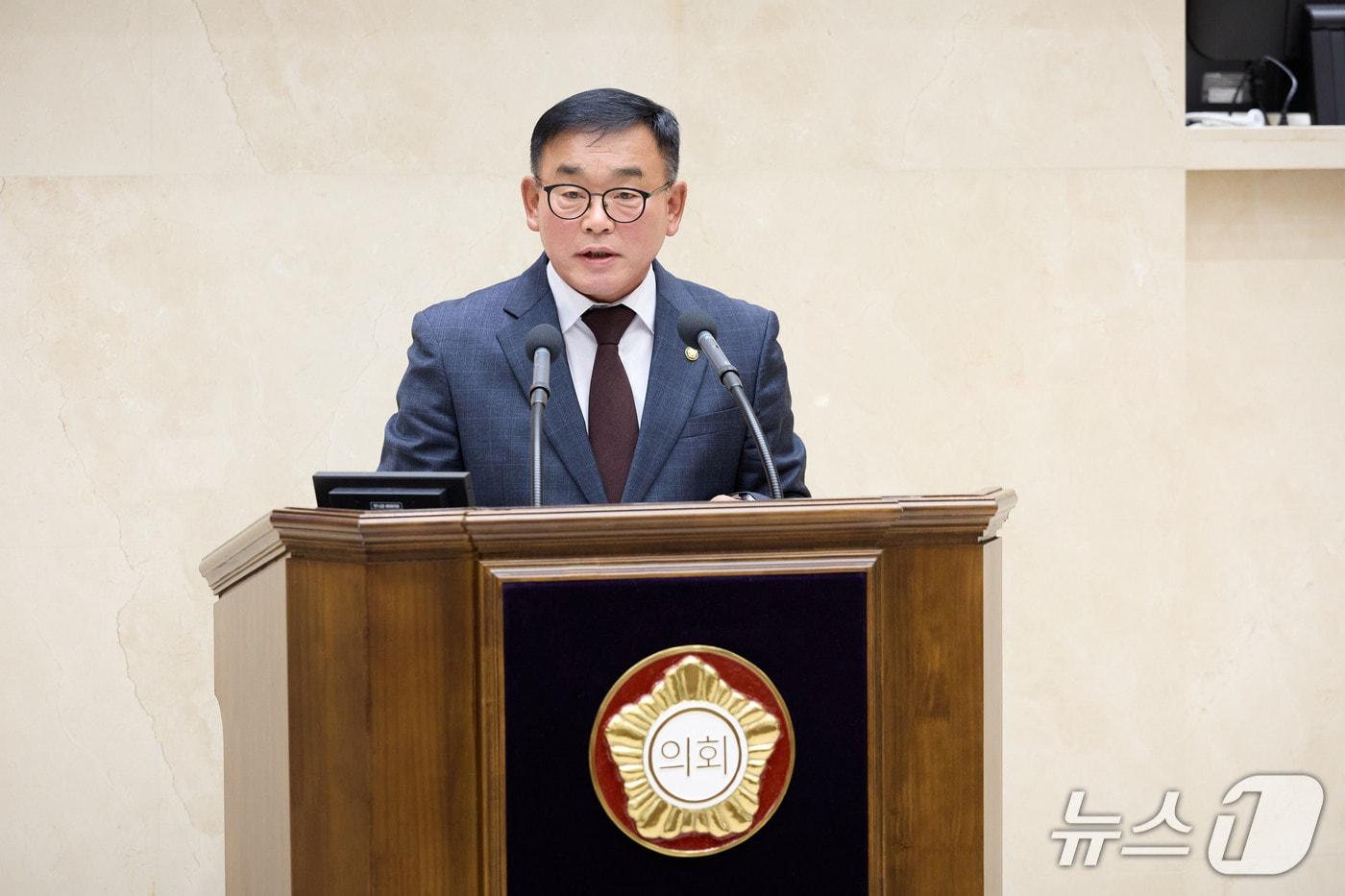 윤원균 의원이 24일 열린 용인시의회 제296회 임시회 제2차 본회의에서 5분 자유발언을 하고 있다.&#40;시의회 제공&#41;