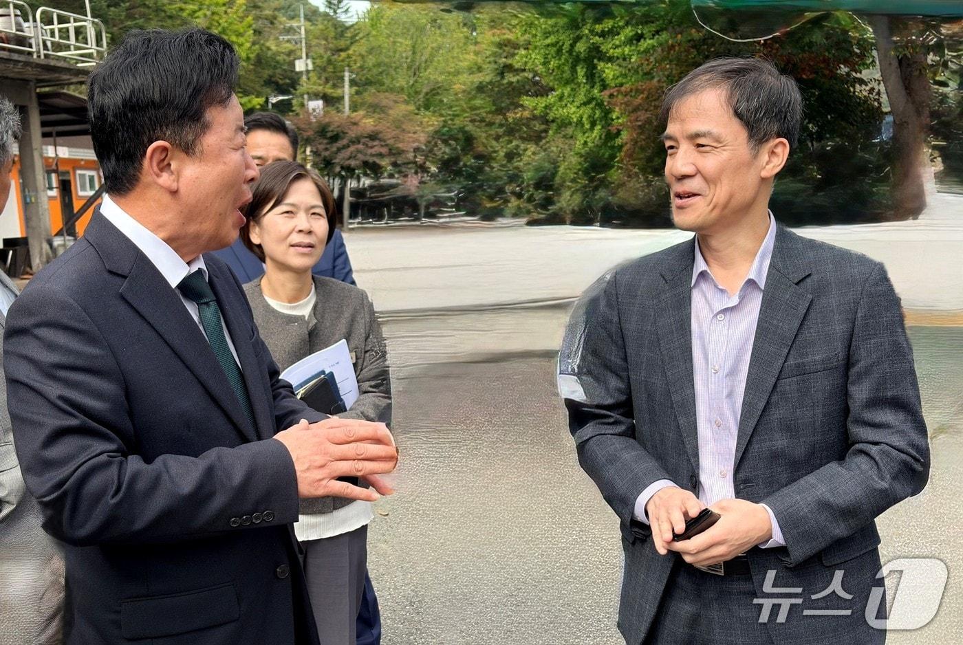 홍동곤 한강청장&#40;오른쪽&#41;이 24일 가평군 청평호에서 서태원 가평군수와 상수원관리지역 현안을 논의하고 있다.&#40;한강청 제공&#41;