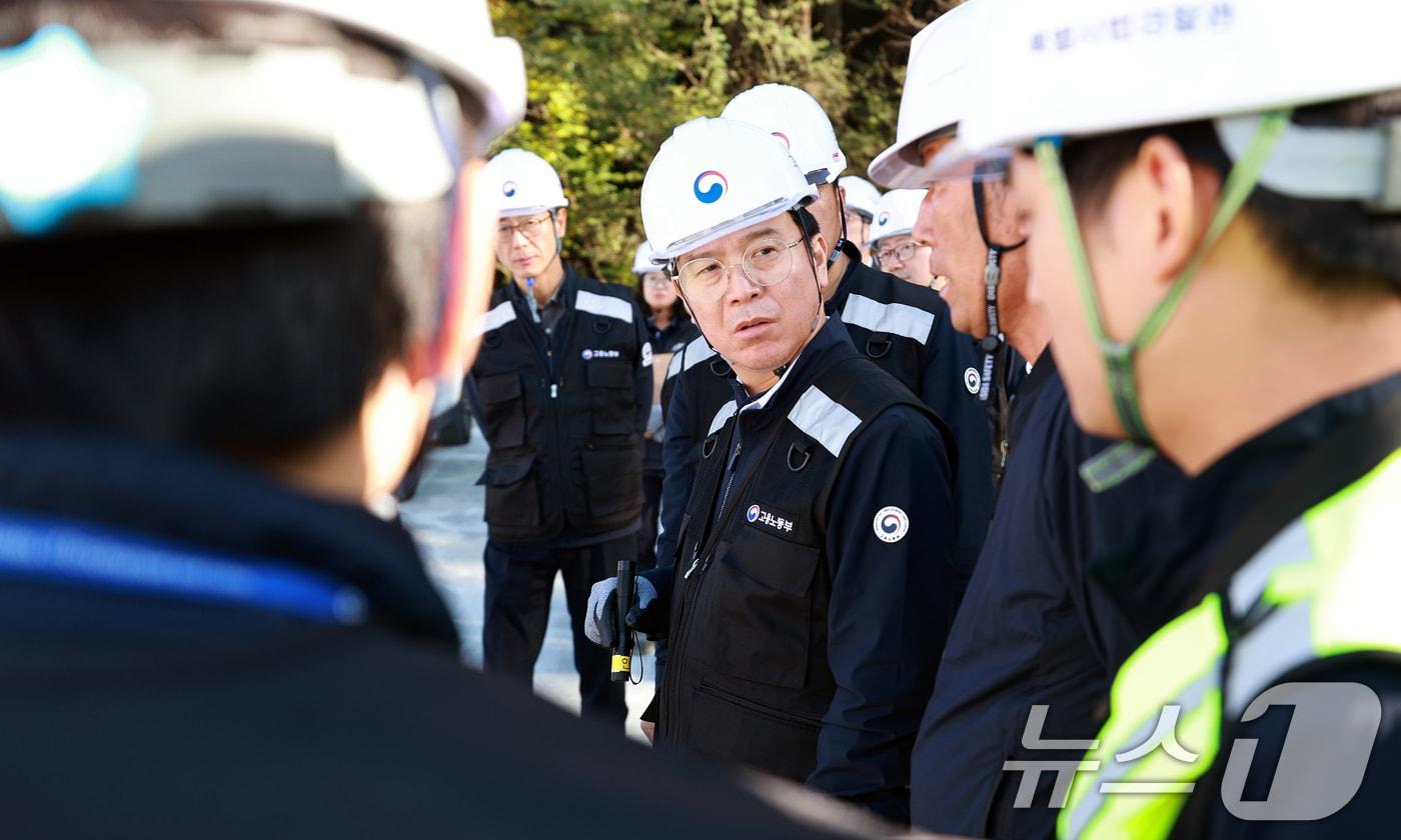 김영훈 고용노동부 장관이 24일 충남 아산시 소재 물류창고 신축공사 현장에 불시 방문해 안전 관리 실태를 확인하고 있다. &#40;사진은 기사 내용과 무관함&#41; / 뉴스1 ⓒ News1