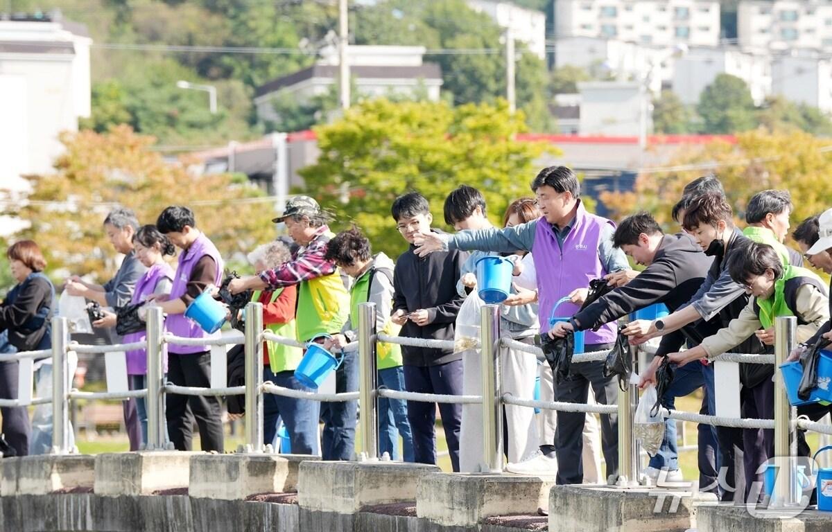 본문 이미지 - 광주시가 24일 청석공원에서 ‘다슬기 치패 및 물고기 치어 방류행사’를 개최했다.(광주시 제공)