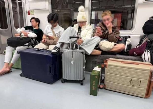 본문 이미지 - &#40;서울 지하철 5호선의 중국인 추정 관광객들의 민폐 행동. 보배드림&#41;