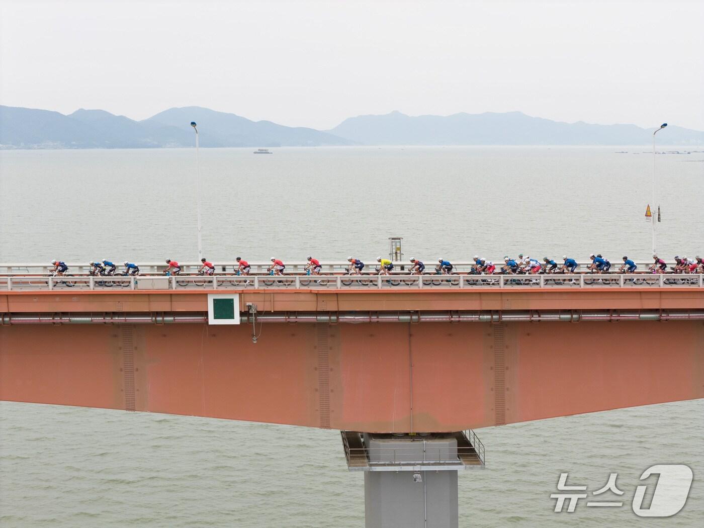 본문 이미지 - 지난 6월 열린 투르드 경남 2025에 참가한 국제 싸이클 선수들이 레이스를 펼치고 있는 모습.(경남도 제공. 재판매 및 DB금지)