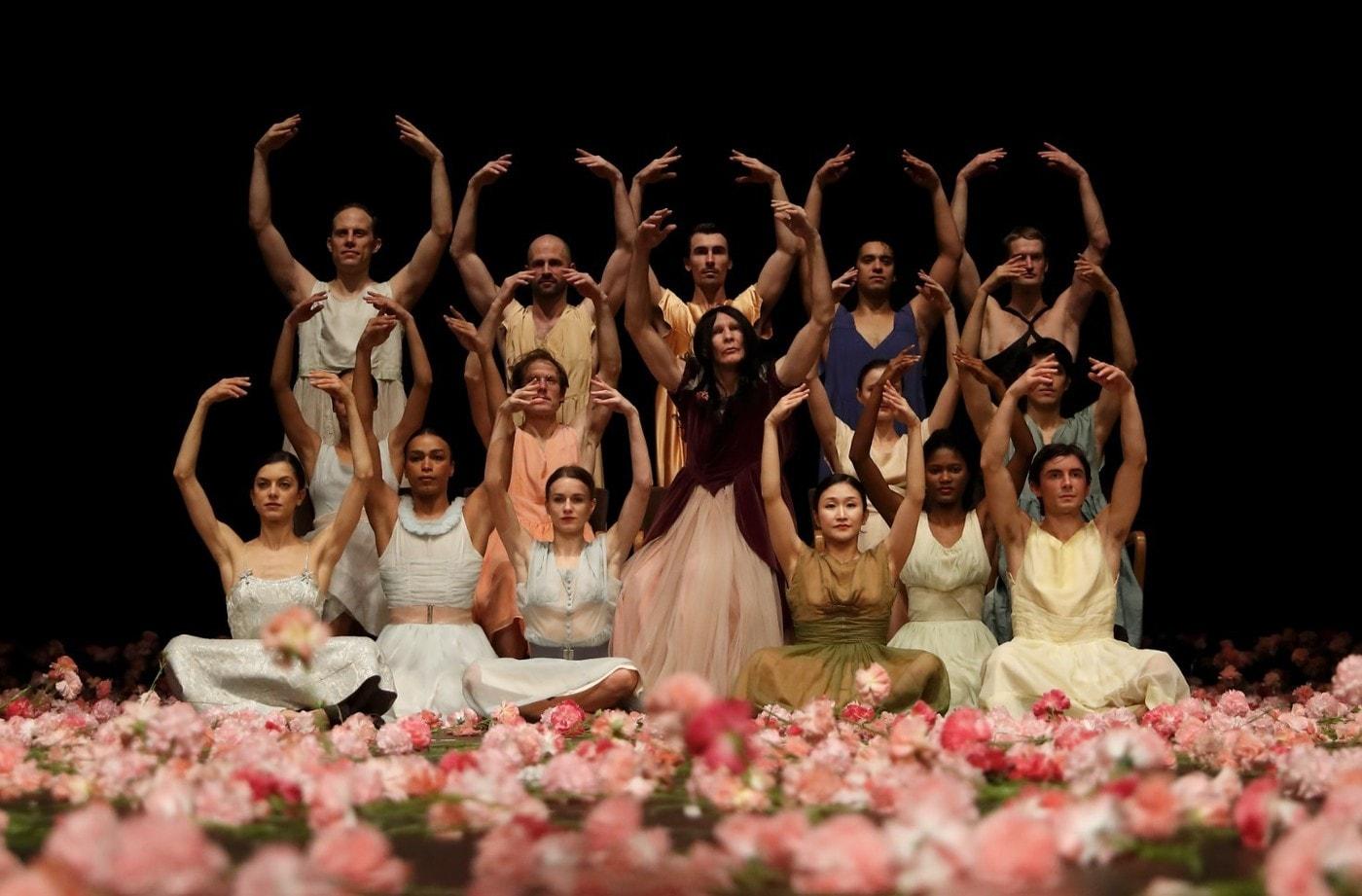 피나 바우쉬의 &#39;카네이션&#39; 공연 장면ⓒLaszlo Szito&#40;LG아트센터 제공&#41;