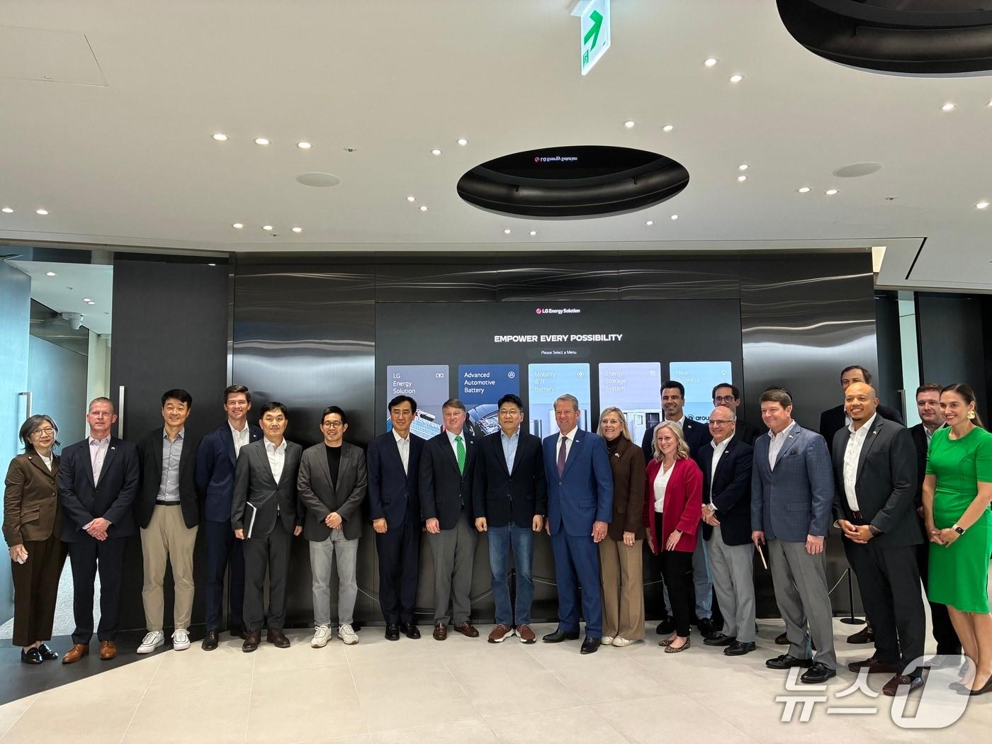 본문 이미지 - 24일 LG에너지솔루션을 방문한 브라이언 켐프 미국 조지아 주지사&#40;켐프 주지사 SNS 사진 캡쳐&#41;