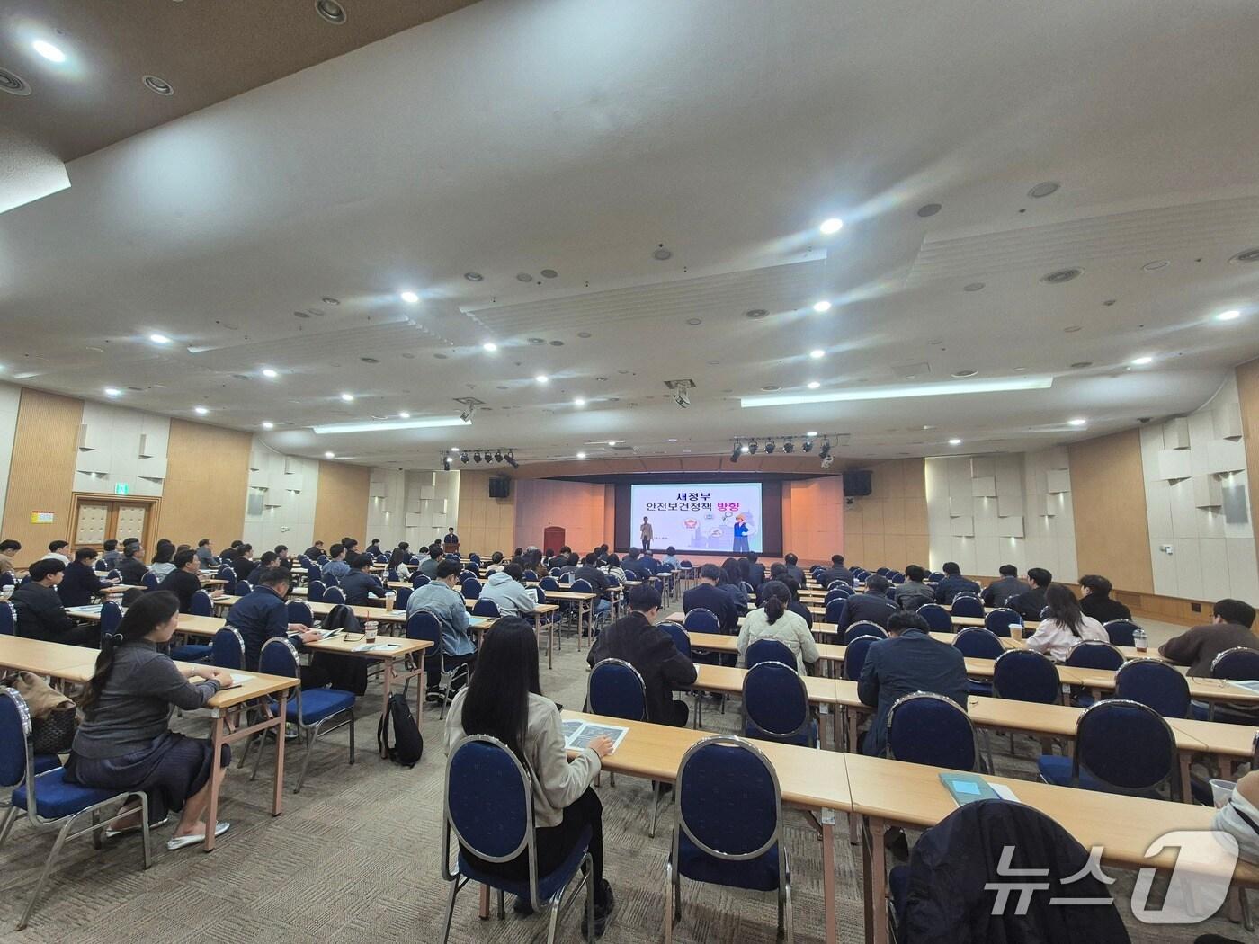 본문 이미지 - 고용노동부 경기지청이 24일 오후 2시 경기도 경제과학진흥원 1층 광교홀에서 수원·화성·용인시, 경기도교육청 등 공공기관 안전보건 종사자 100명을 대상으로 '중대재해 감축 긴급 안전보건교육'을 실시하고 있다. (고용노동부 경기지청 제공. 재판매 및 DB 금지) 2025.10.24/뉴스1