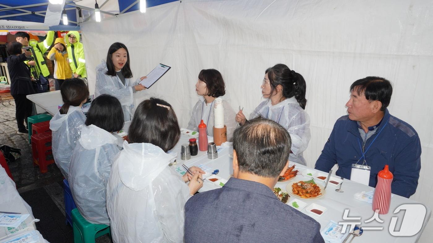 부산 자갈치축제 평가단이 활동하고 있다. (중구 제공. 재판매 및 DB 금지)