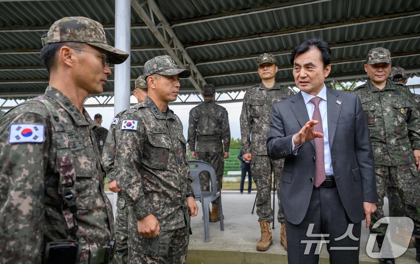 안규백 국방부 장관이 지난 24일 2025 APEC 정상회의 경호·경비작전 임무를 수행 중인 군 작전본부를 찾아 경호·경비작전 지원 병력의 준비 상태를 확인하고 있다. (국방부 제공. 재판매 및 DB 금지) 2025.10.24/뉴스1