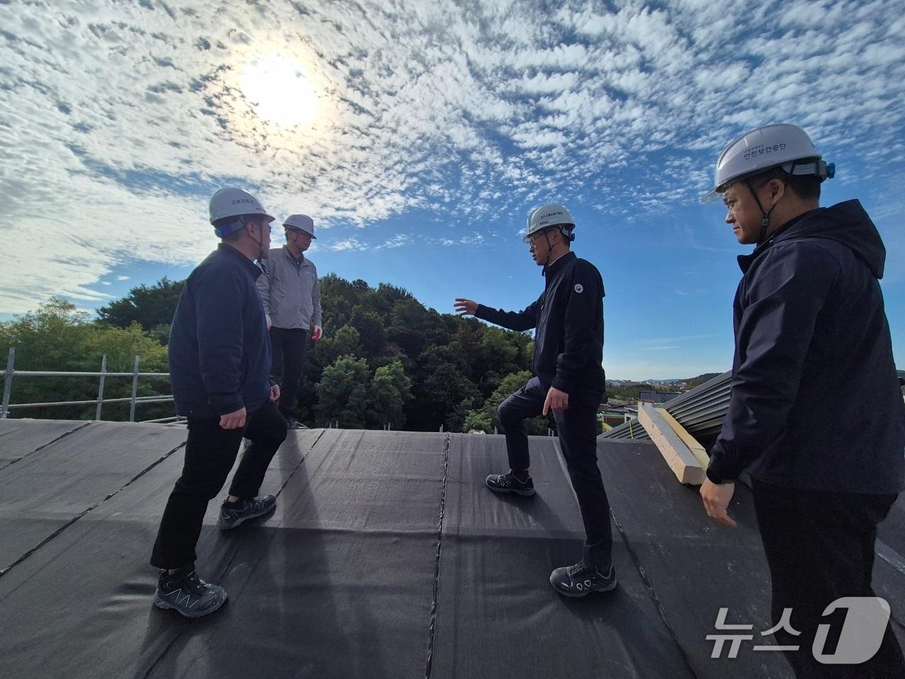 본문 이미지 - 고용노동부 경기지청 관계자들이 24일 오전 수원시 장안구 연무동 지역문화 활동시설 신축공사 현장에서 &#39;추락재해 예방을 위한 소규모 건설현장 불시점검&#39;을 벌이고 있다. &#40;고용노동부 경기지청 제공. 재판매 및 DB 금지&#41; 2025.10.24/뉴스1