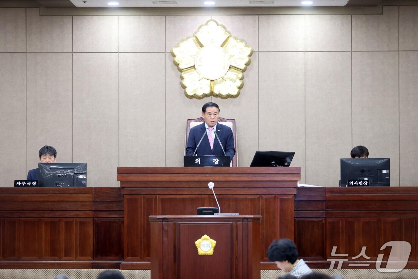 이재식 경기 수원특례시의회 의장이 24일 제396회 임시회 제2차 본회의에서 발언하고 있다. &#40;수원특례시의회 제공. 재판매 및 DB 금지&#41; 2025.10.24/뉴스1