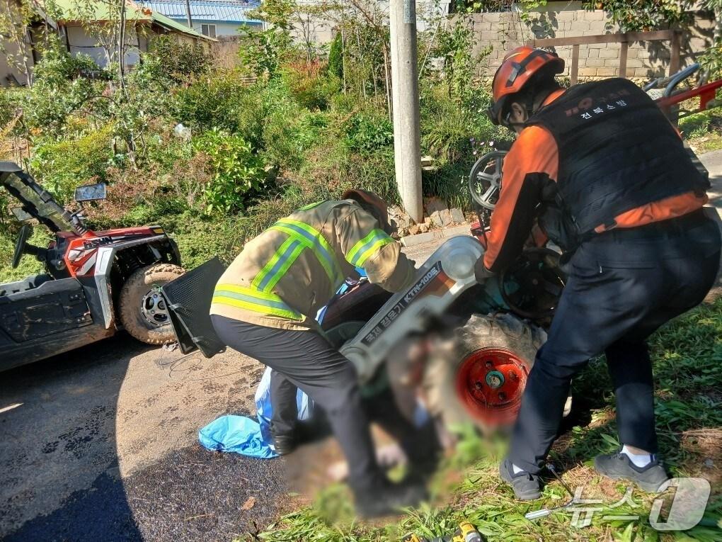 본문 이미지 - 익산 경운기 사고 현장.&#40;전북소방 제공. 재판매 및 DB금지&#41;