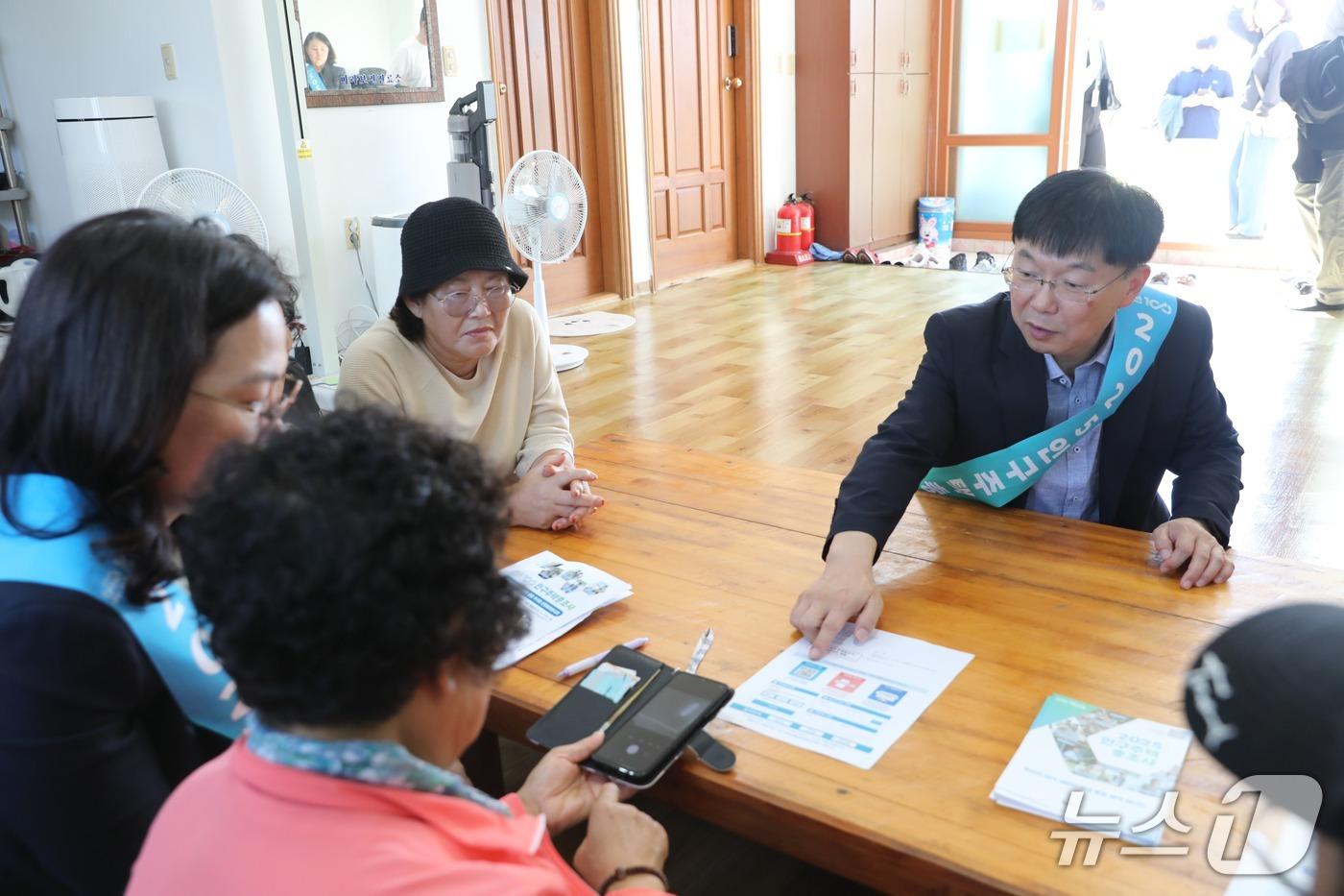 24일 안형준 국가데이터처장이 우리나라 최남단 마라도 경로당에서 마을 주민들을 대상으로 '2025년 인구주택총조사' 온라인 조사를 시연하고 있다. 2025.10.24. (국가데이터처 제공)/뉴스1 ⓒ News1