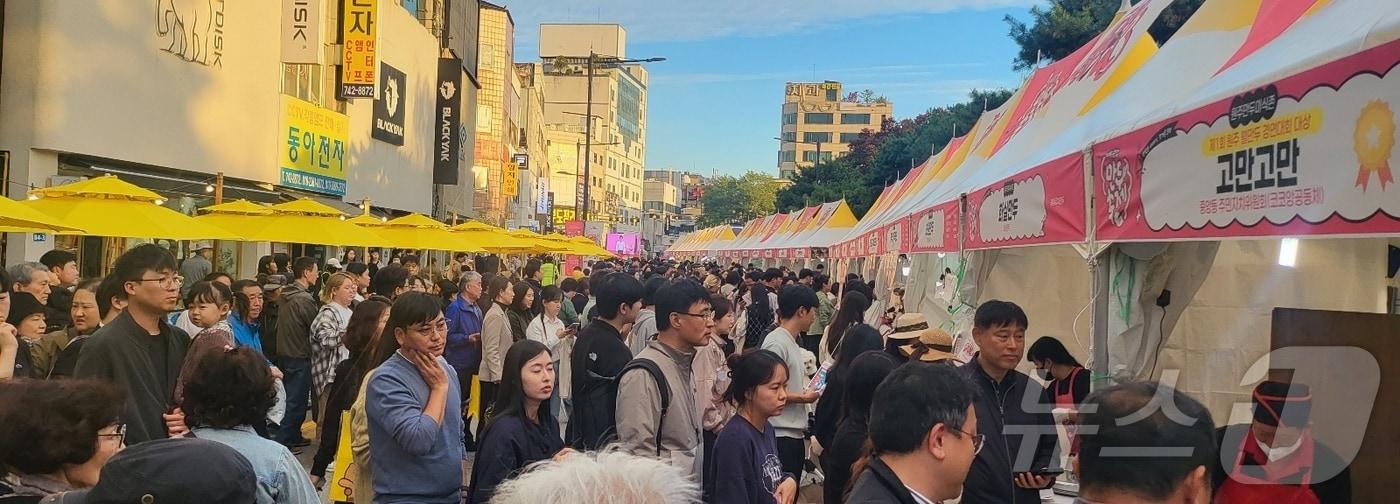 강원 원주시의 원도심과 지역경제 활성화를 위한 대표 축제인 &#39;2025 원주만두축제&#39;가 지난 10월 24일 원주 중앙동 전통시장과 문화의 거리, 원일로 일원에서 개막했던 가운데, 첫 날 관광객과 시민들이 축제장 만두 부스에서 시식을 위해 대기하고 있다. 이 축제는 같은 달 26일까지 3일간 원도심과 지역경제 활성화를 위해 열렸다. 2025.10.24/뉴스1 ⓒ News1 신관호 기자