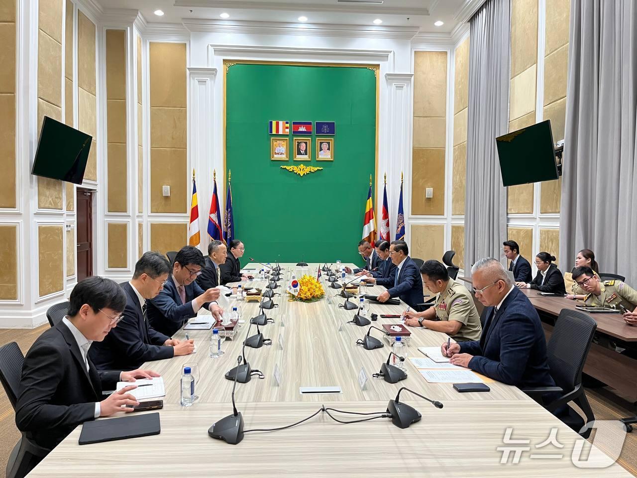 본문 이미지 - 박일 캄보디아 내 재외국민 정부대표는 24일 프놈펜에서 속 펄 캄보디아 내무부 차관과 '한-캄보디아 온라인스캠 공동대응팀(가칭)' 설립을 위한 제1차 회의를 가졌다. 2025.10.24. (외교부 제공) 