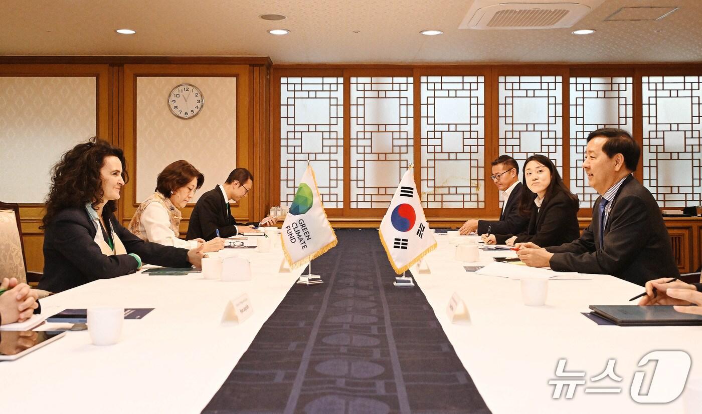 24일 구윤철 부총리 겸 기획재정부 장관이 정부서울청사에서 마팔다 두아르테 녹색기후기금(GCF) 사무총장과 면담을 하고 있다. (기획재정부 제공)/뉴스1 ⓒ News1
