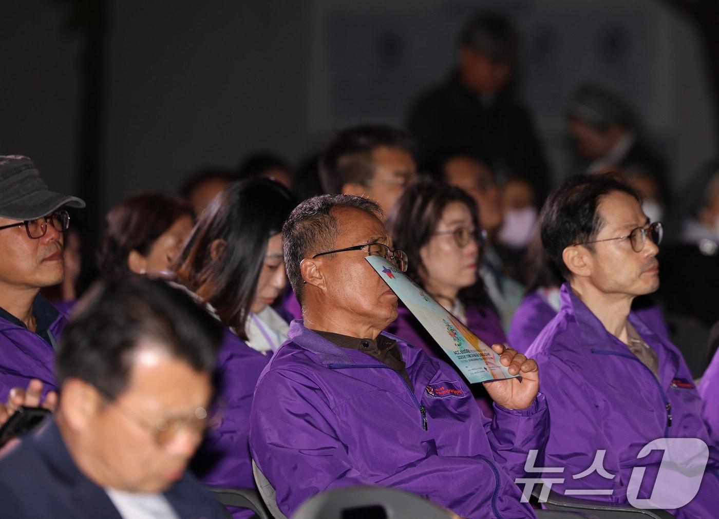 본문 이미지 - 24일 오후 광주 동구 ACC 상상마당에서 열린 10·29 이태원 참사 3주기 광주 시민추모대회에서 유가족들이 눈물을 흘리고 있다. 2025.10.24/뉴스1 ⓒ News1 박지현 기자