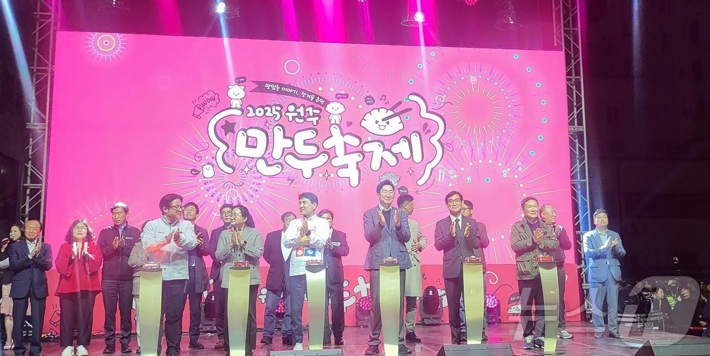 강원 원주시의 &#39;2025 원주만두축제&#39;가 24일 원주 중앙동 전통시장과 문화의 거리, 원일로 일원에서 개막했다. 첫날인 24일 오후 축제장 개막시장에서 김진태 강원도지사와 원강수 원주시장, 조용기 원주시의회 의장을 비롯한 내빈들이 개막행사에서 박수를 치고 있있다. 이 축제는 오는 26일까지 원도심과 지역경제 활성화를 위해 열린다. 2025.10.24/뉴스1 ⓒ News1 신관호 기자