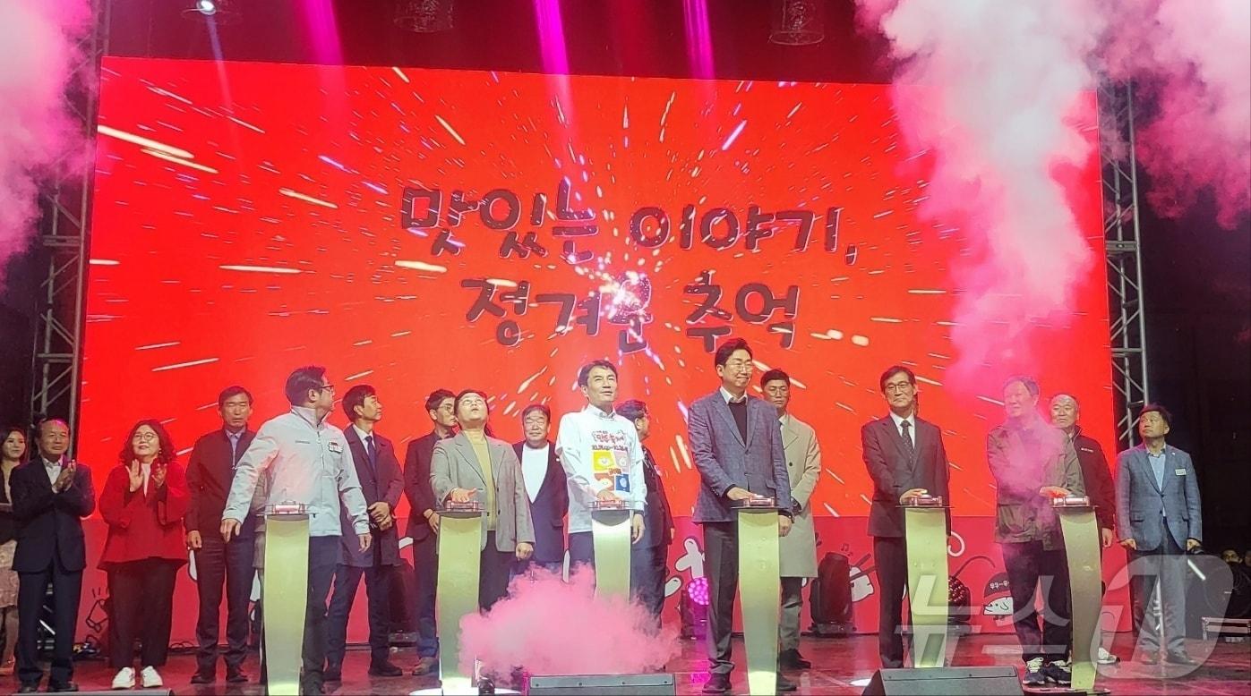 본문 이미지 - 강원 원주시의 &#39;2025 원주만두축제&#39;가 지난달 24일 원주 중앙동 전통시장과 문화의 거리, 원일로 일원에서 개막 사흘간 원도심과 지역경제 활성화를 위해 열렸다. 2025.10.24/뉴스1 ⓒ News1 신관호 기자