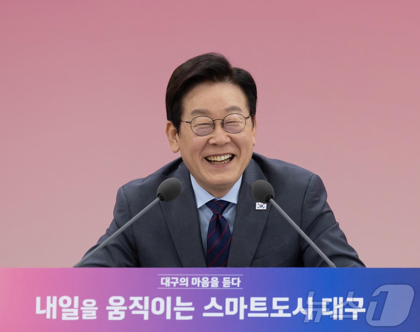 본문 이미지 - 이재명 대통령이 24일 대구광역시 북구 엑스코에서 열린 '대구의 마음을 듣다' 타운홀 미팅에서 미소를 짓고 있다. (대통령실 제공. 재판매 및 DB 금지) 2025.10.24/뉴스1 ⓒ News1 이재명 기자