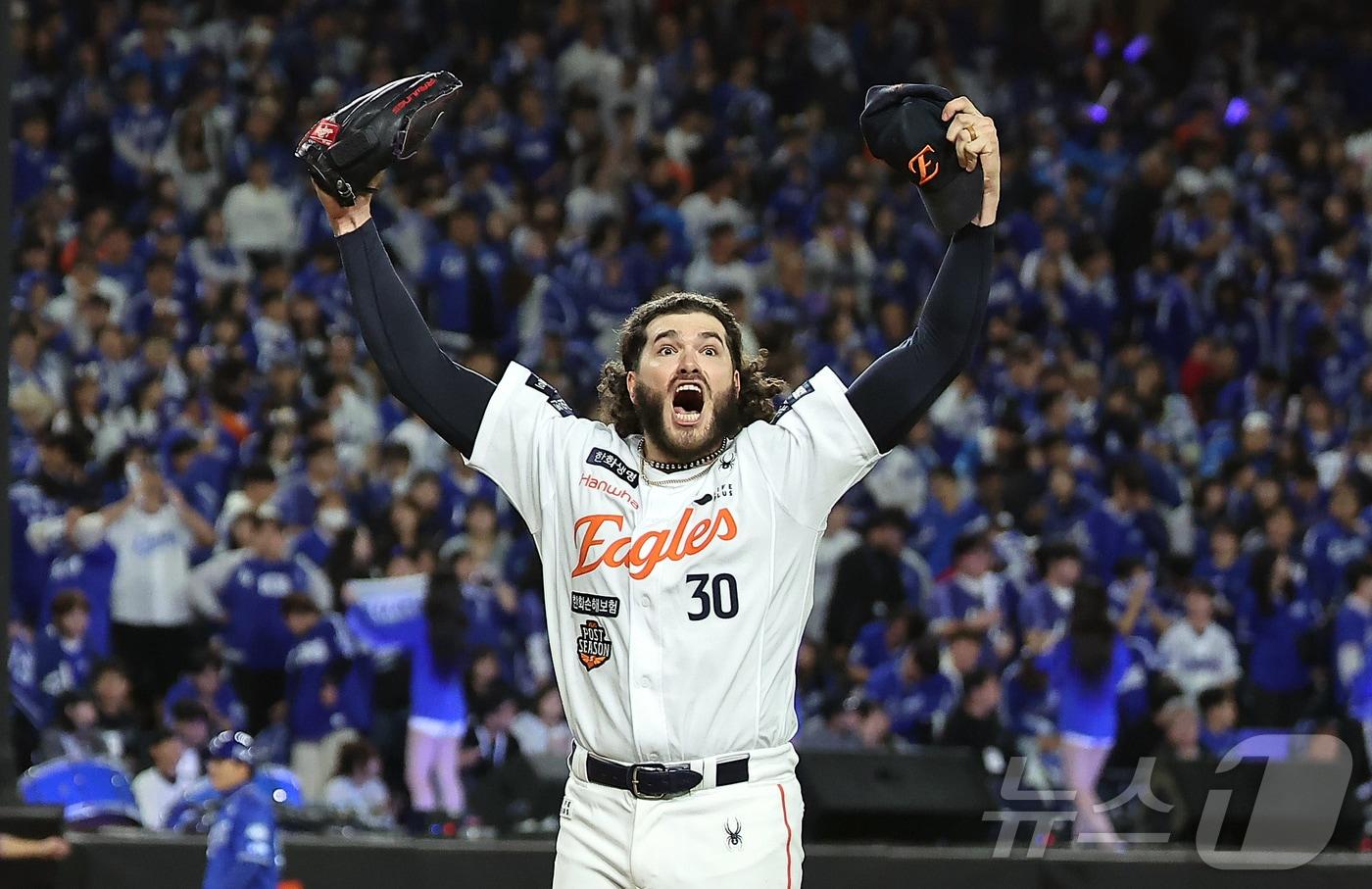 24일 오후 대전 한화생명볼파크에서 열린 프로야구 2025 신한 SOL뱅크 KBO 플레이오프 5차전 삼성 라이온즈와 한화 이글스의 경기, 한화 선발 폰세가 5회초 2사 삼성 디아즈를 삼진으로 잡으며 이닝을 실점 없이 마친 뒤 포효하고 있다. 2025.10.24/뉴스1 ⓒ News1 김진환 기자