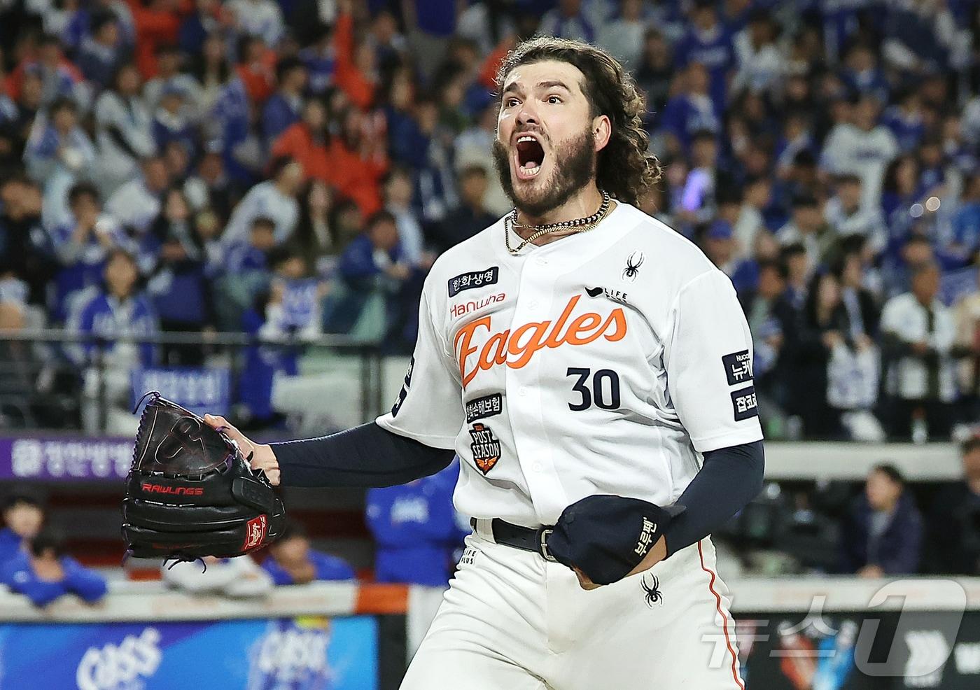 24일 오후 대전 한화생명볼파크에서 열린 프로야구 2025 신한 SOL뱅크 KBO 플레이오프 5차전 삼성 라이온즈와 한화 이글스의 경기, 한화 선발 폰세가 5회초 2사 삼성 디아즈를 삼진으로 잡으며 이닝을 실점 없이 마친 뒤 포효하고 있다. 2025.10.24/뉴스1 ⓒ News1 김진환 기자